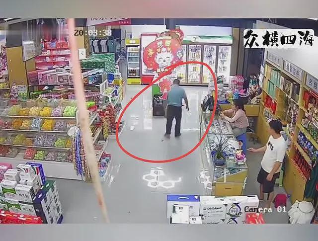 男子超市内大便从裤腿掉地上，直接用脚一脚踢开！评论笑麻（视频/组图） - 2