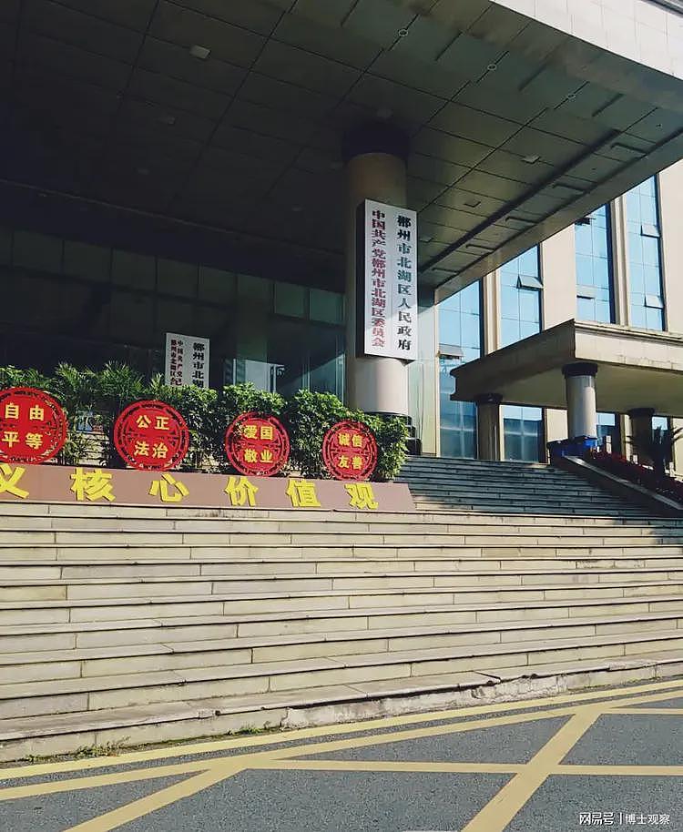 湖南发改局干部跳楼自杀:家中搜出3箱子,妻子回应,一行为蹊跷(组图) - 1