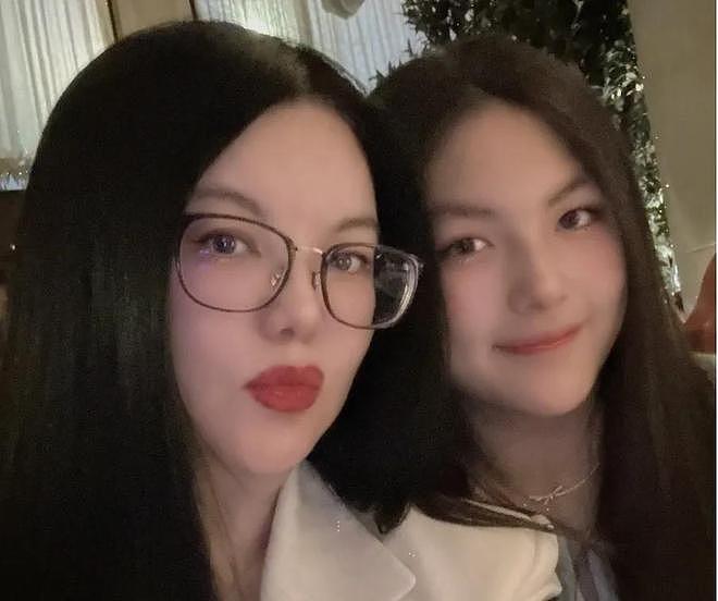 李湘还在晒英国王室合照，姿态太低惹群嘲，卡米拉用指尖和她握手（组图） - 17