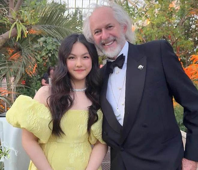 李湘还在晒英国王室合照，姿态太低惹群嘲，卡米拉用指尖和她握手（组图） - 2