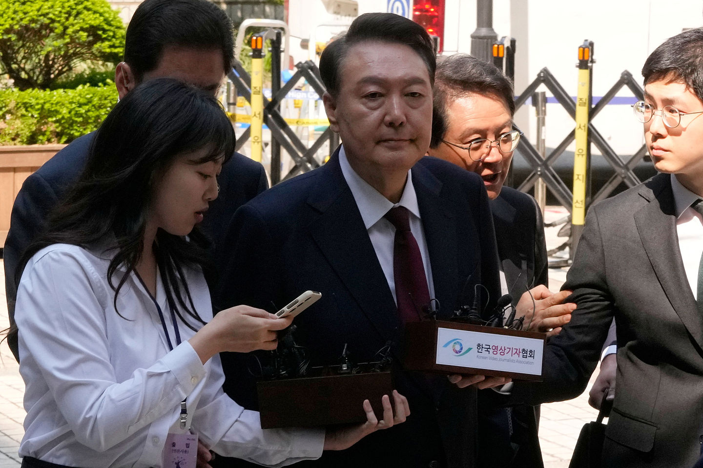 韩国前总统尹锡悦内乱罪第5度开庭！他不发一语，穿越记者步入法院（图） - 1