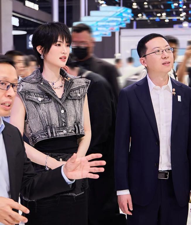 不秀奢靡,不撒狗粮,姚安娜穿工装下工厂,用行动展示自己的价值(组图) - 23