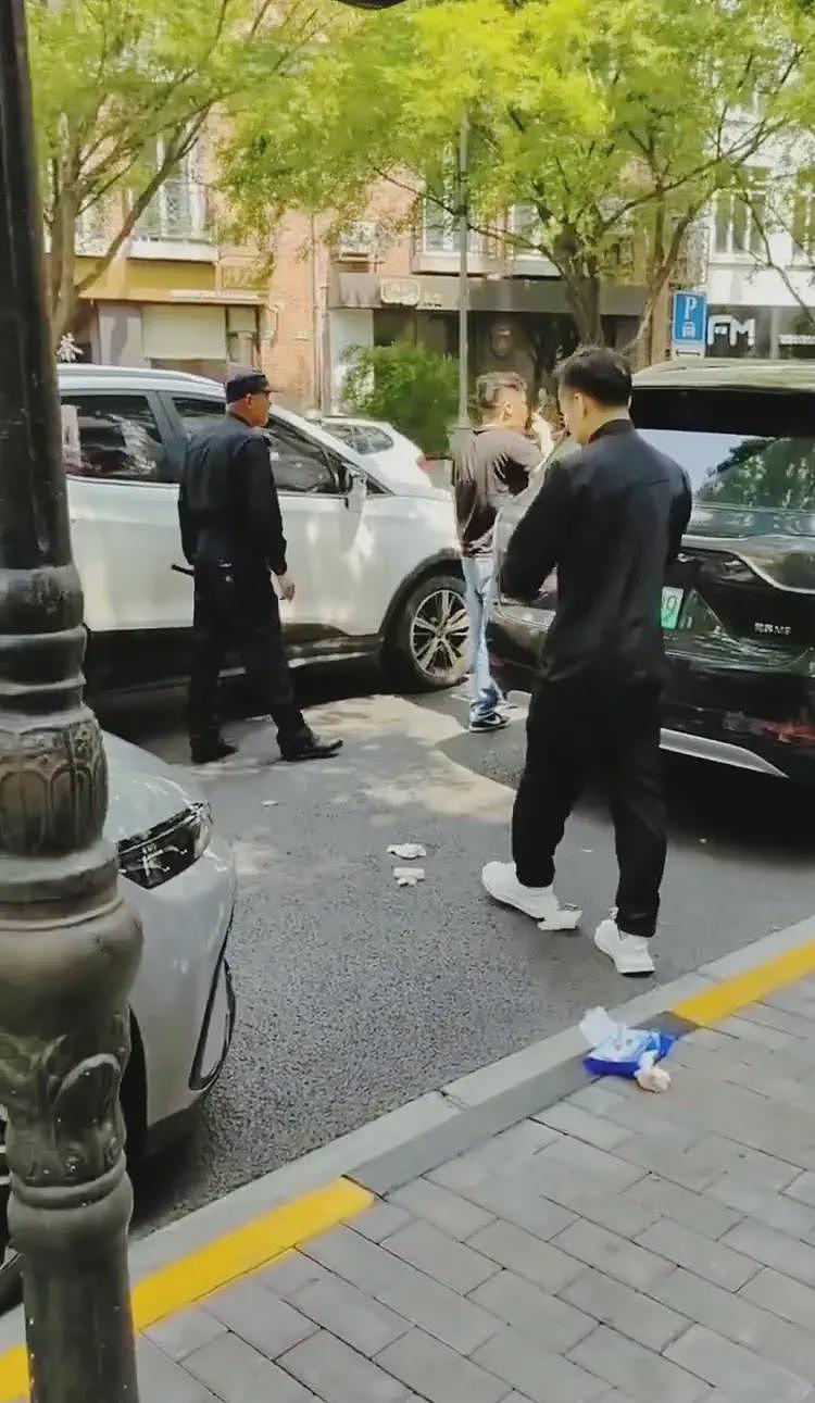 上海一美女街头车震被捉奸,擦拭纸巾扔一地,丈夫一句话信息量大(组图) - 2