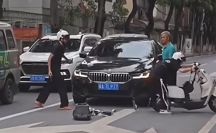 1段疯传的广东街头“发疯40秒”视频,炸出了多少成人巨婴(组图) - 2