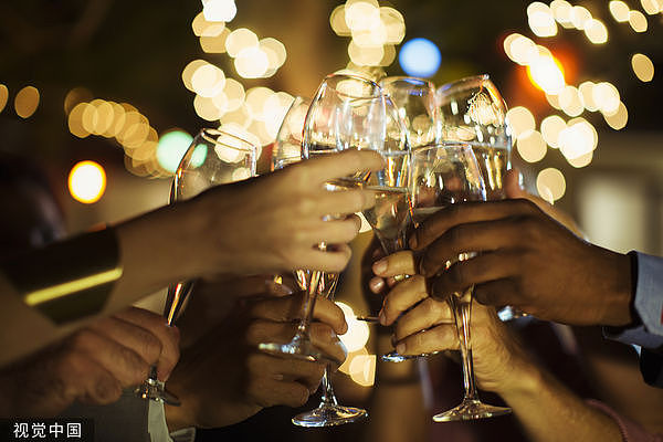 河南传24小时禁酒令！公务员“全天候”远离酒桌，官方低调不愿证实（图） - 1