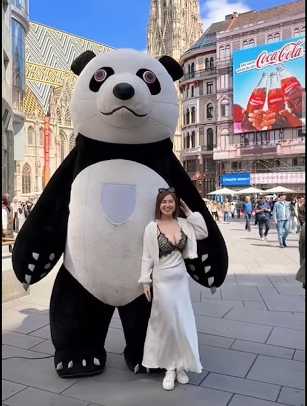女星旅游疑被揩油！网友却指因其着装太暴露（组图） - 7