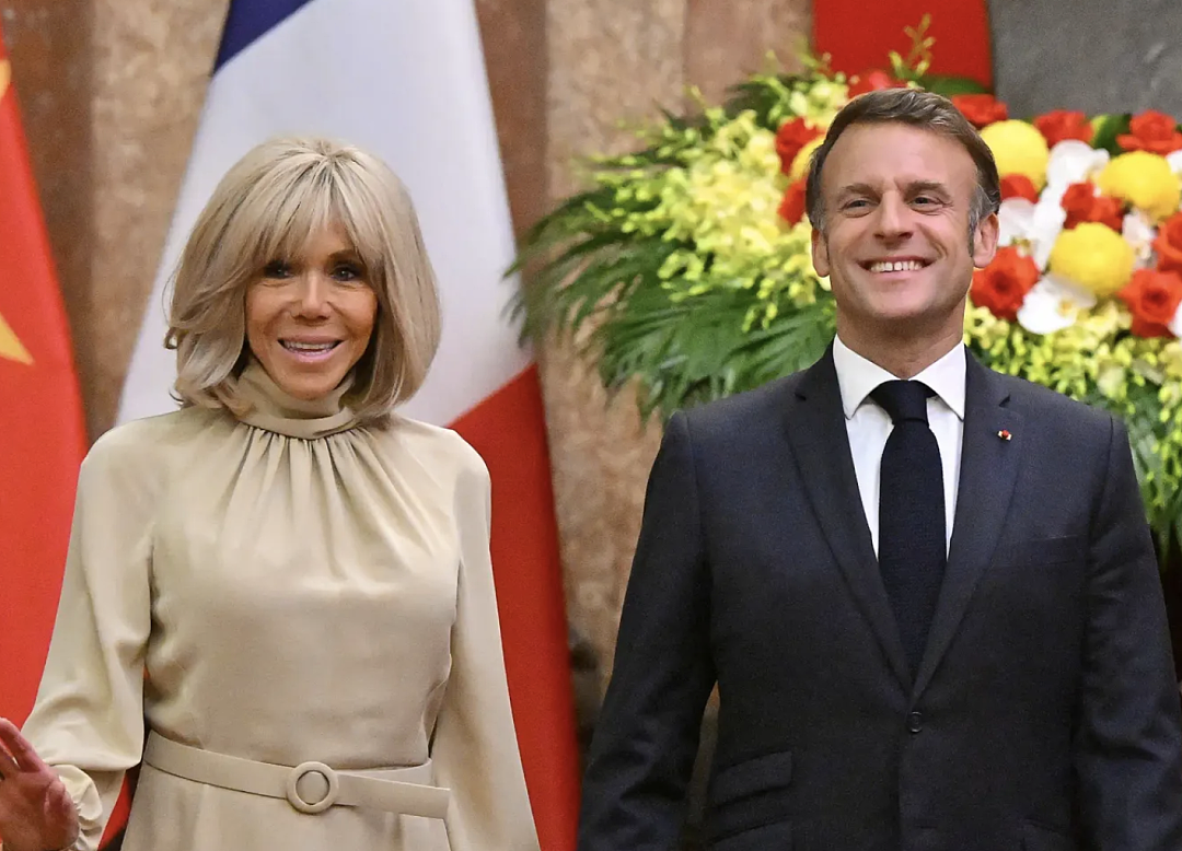 全球围观！ 法国总统遭老婆呼巴掌，马克龙表情管理失败，恩爱人设崩塌，比特朗普卑微求妻一笑更心酸（视频/组图） - 16