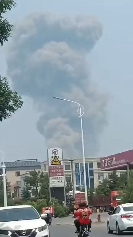 5死6失联19伤！山东化工厂爆炸，黄色浓烟直冲百米高空，周边商铺门窗被震碎，国务院安委会挂牌督办 （视频/组图） - 1