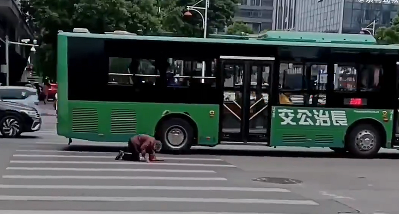 山西老妇马路中央跌倒无人理!她勉强跪爬躲车流画面曝(视频/图) - 1