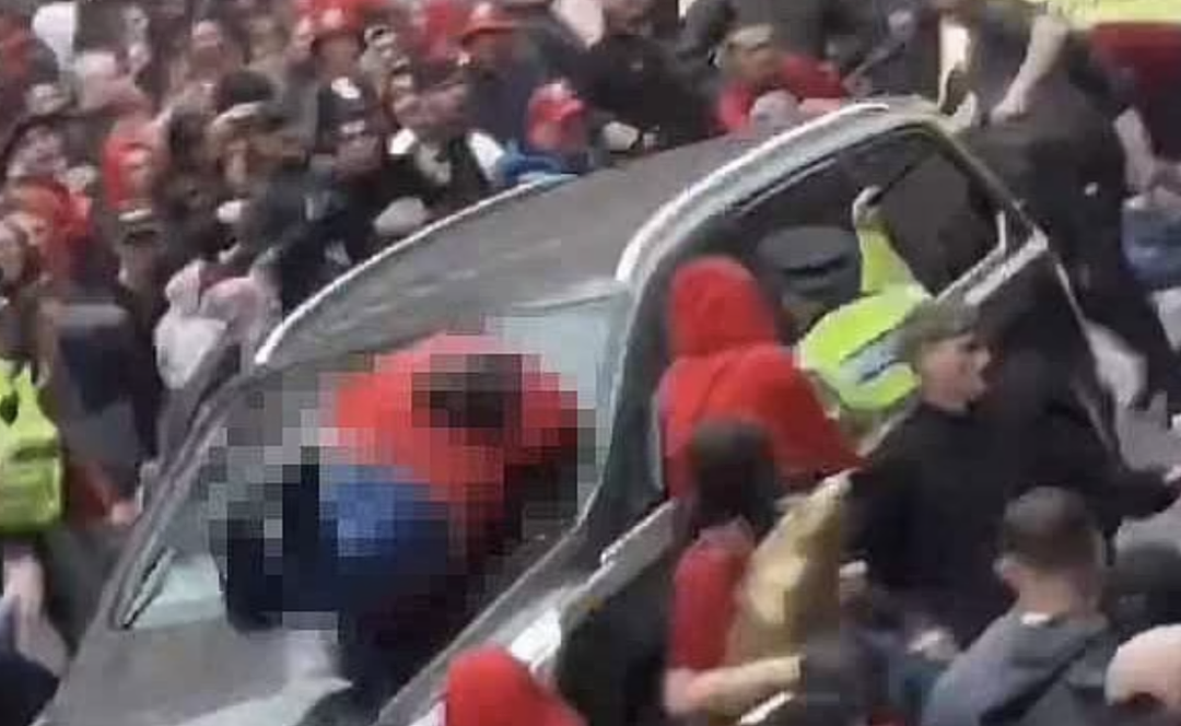 万人狂欢巡游沦屠宰场，汽车发疯冲撞人群 ！30多人被碾压撞飞，血染街头...（视频/组图） - 4