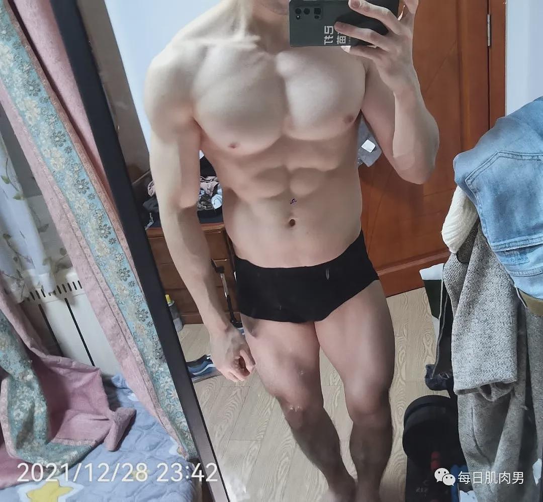 【帅哥】青岛肌肉男孩在家玩自拍，性张力拉满了（组图） - 4