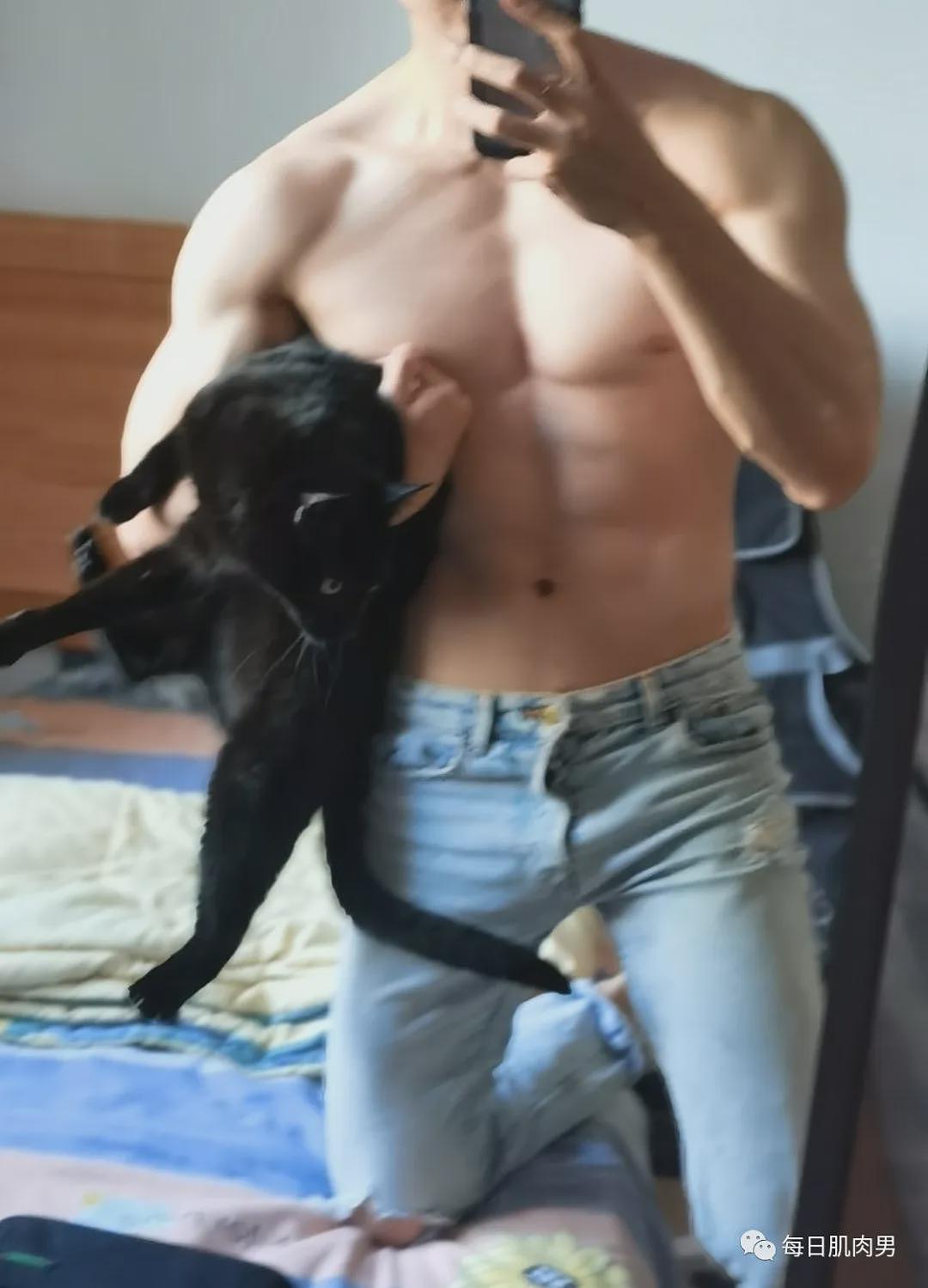 【帅哥】青岛肌肉男孩在家玩自拍，性张力拉满了（组图） - 23
