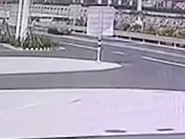 TESLA惨烈车祸,直插货车车尾变废铁!网民:司机当场不行了(视频/组图) - 1
