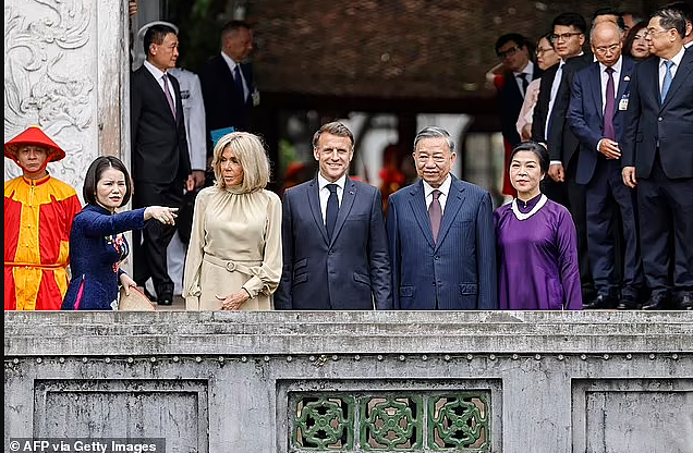 视频爆红网络!法国总统被老婆“掌掴”,想拉老婆手还被拒了(组图) - 12