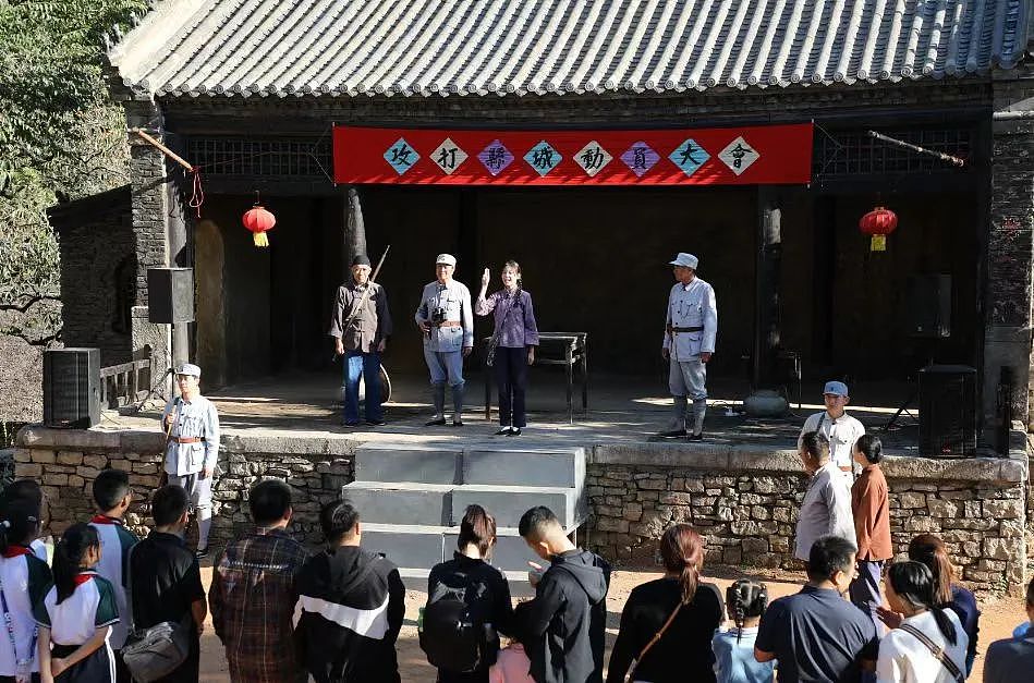 【情感】“鬼子专业户”被游客追着打爆红全网！从货车司机到成名《亮剑》，妻子是背后的功臣（组图） - 2