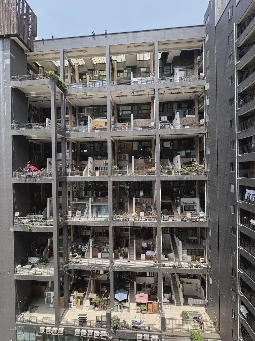 成都住宅因造型独特爆红,网友:以为是AI(组图) - 5