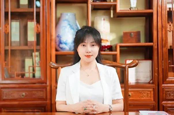 中国美女高官拒赔工伤款，遭司机活活砍死（组图） - 1