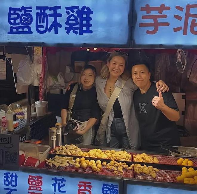 郑欣宜戴百万翡翠项链露面，整个人瘦了好多，笑容灿烂心情好（组图） - 1