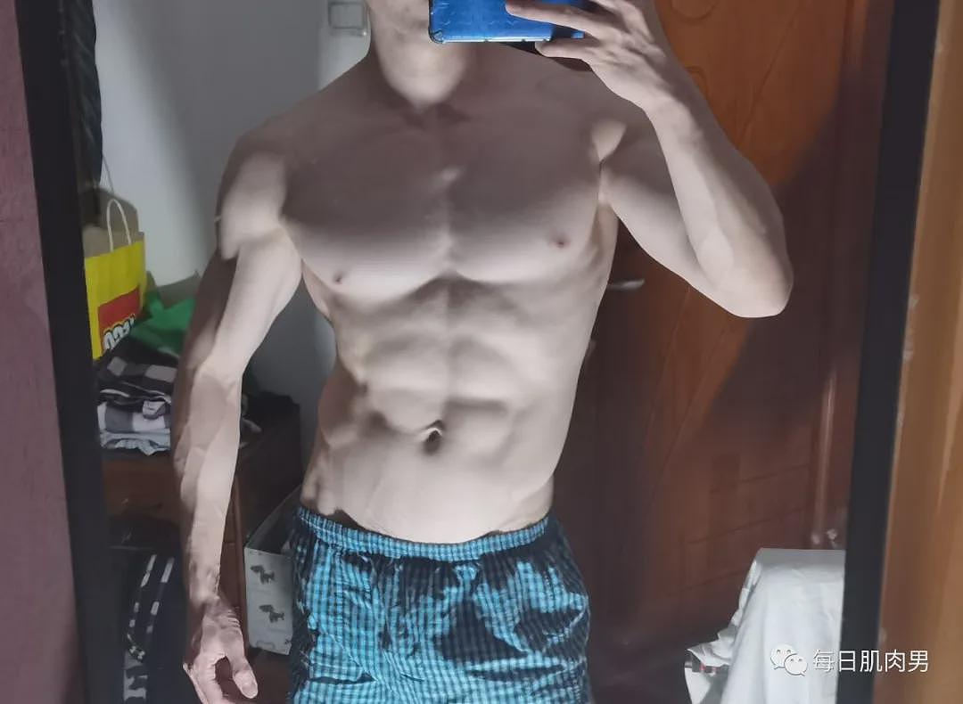 【帅哥】青岛肌肉男孩在家玩自拍，性张力拉满了（组图） - 25