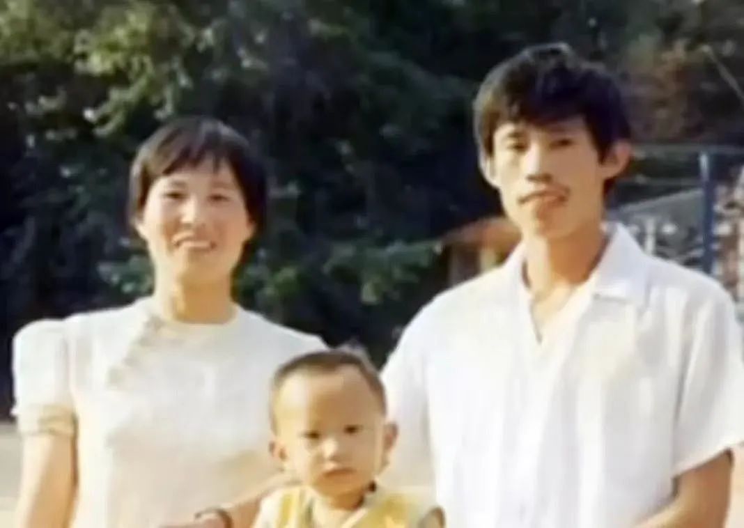 【情感】“鬼子专业户”被游客追着打爆红全网！从货车司机到成名《亮剑》，妻子是背后的功臣（组图） - 11