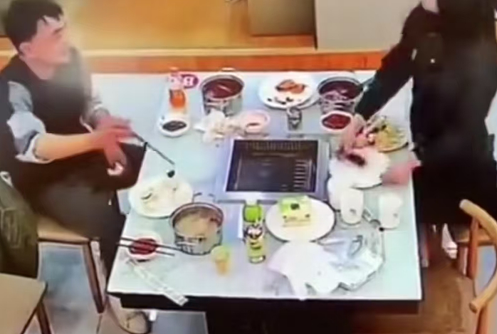 1段疯传的广东街头“发疯40秒”视频,炸出了多少成人巨婴(组图) - 8