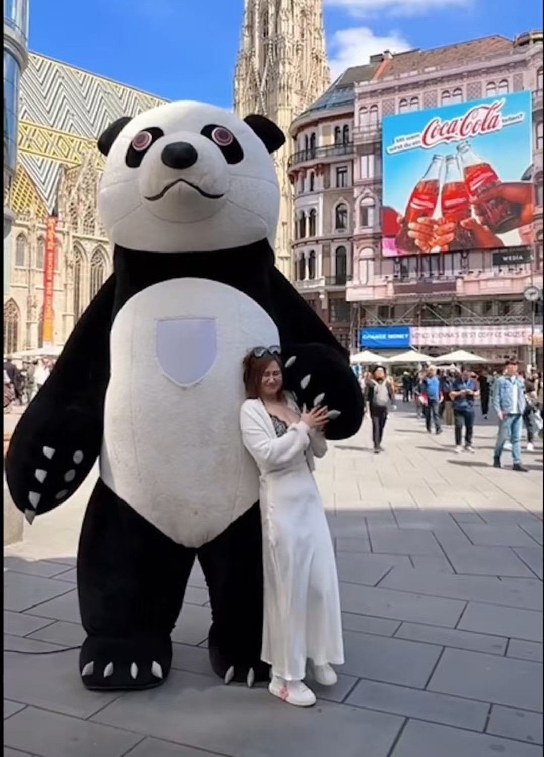 女星旅游疑被揩油！网友却指因其着装太暴露（组图） - 6