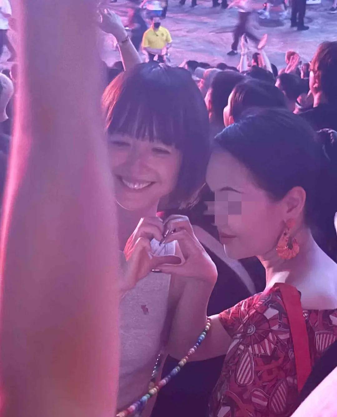 54岁鲁豫新加坡素颜看演唱会，胖了后气质变好了（组图） - 4
