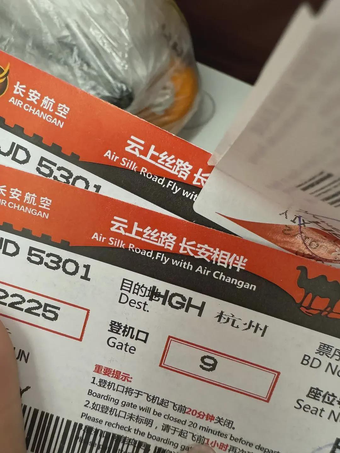 女子携20寸行李箱登机被指超标,首都航空回应(组图) - 2