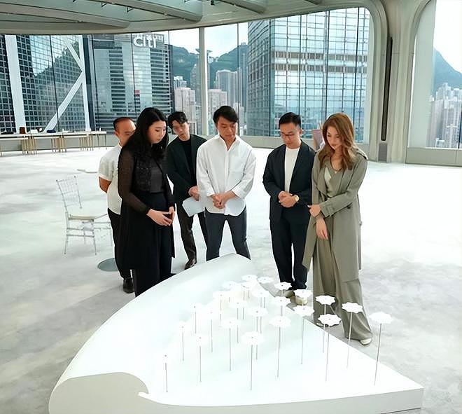 徐子淇含泪谈公公李兆基离世，全家福照片曝光，18岁长女颜值高（组图） - 2