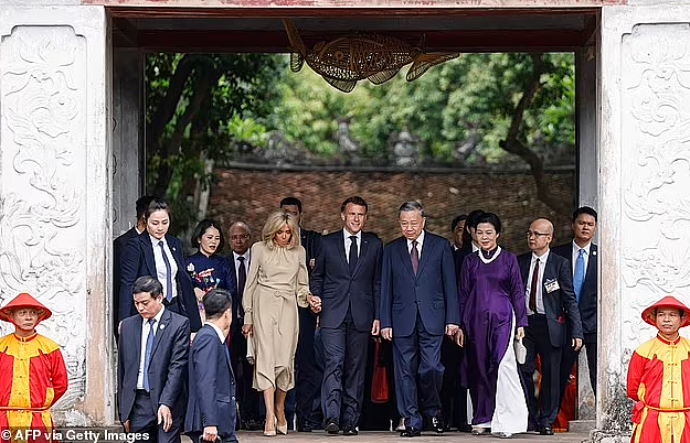 视频爆红网络!法国总统被老婆“掌掴”,想拉老婆手还被拒了(组图) - 11