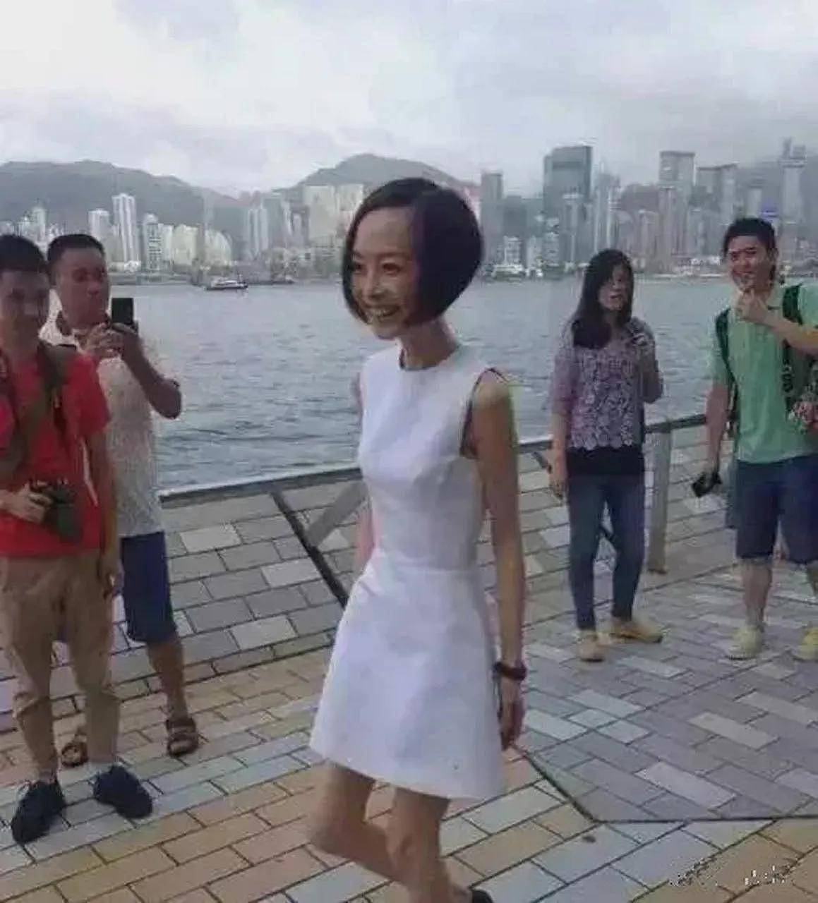 54岁鲁豫新加坡素颜看演唱会，胖了后气质变好了（组图） - 2