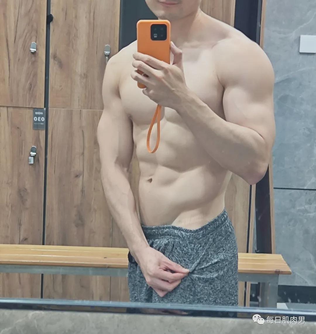【帅哥】青岛肌肉男孩在家玩自拍，性张力拉满了（组图） - 24