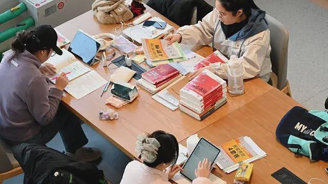 外媒:中国有女大学生被要求生理期“脱裤子证明”,高校规定引争议(图) - 1