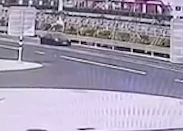 TESLA惨烈车祸,直插货车车尾变废铁!网民:司机当场不行了(视频/组图) - 2