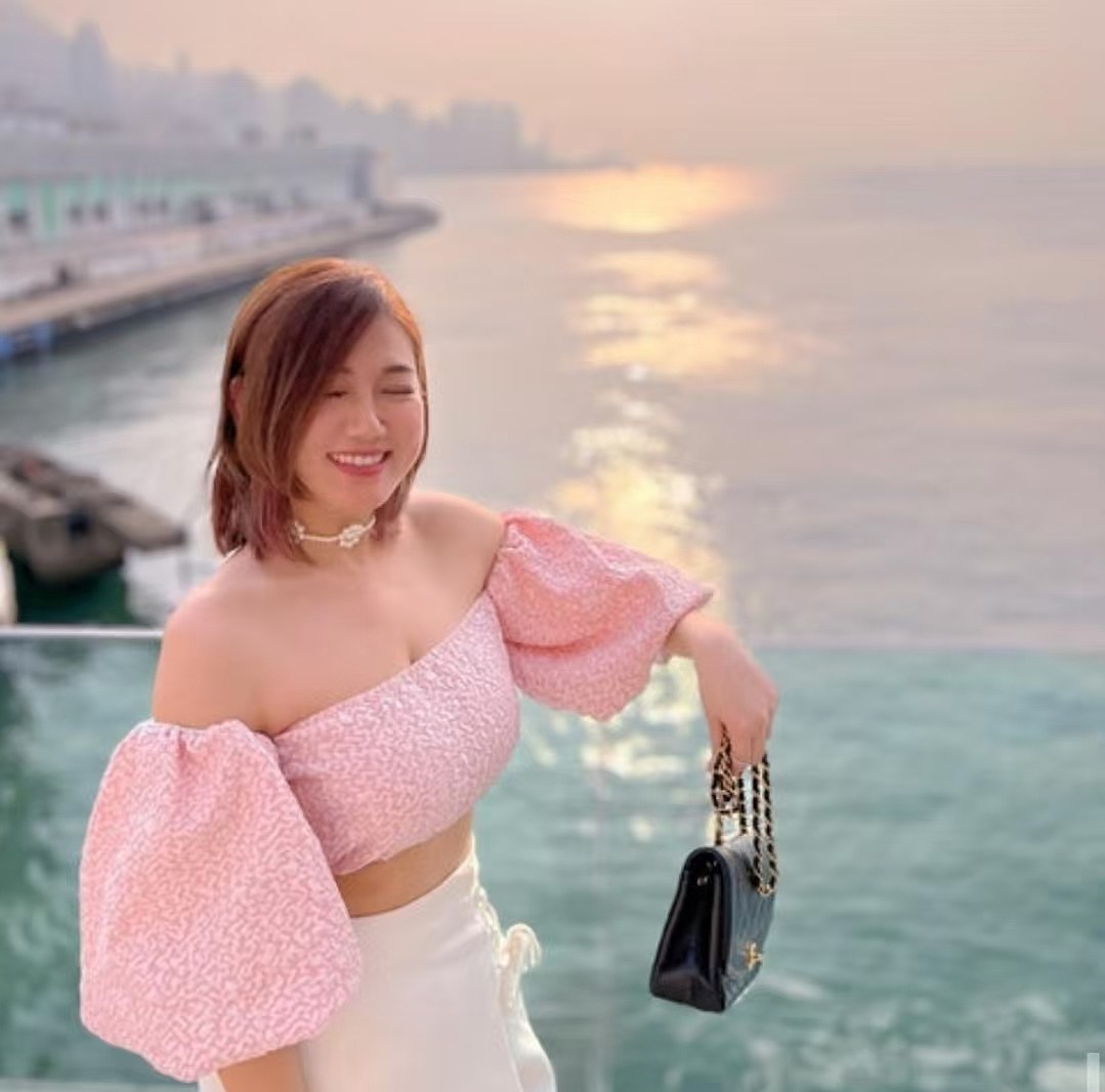 女星旅游疑被揩油！网友却指因其着装太暴露（组图） - 3