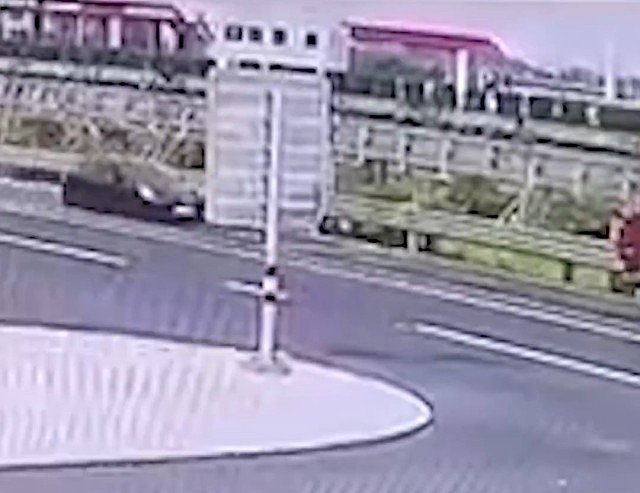 TESLA惨烈车祸,直插货车车尾变废铁!网民:司机当场不行了(视频/组图) - 3