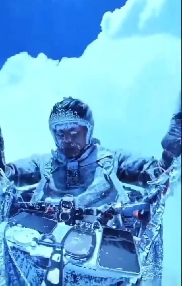 男子滑翔伞被吸至8598米高空，全身结冰，奇迹生还！当事人发声（视频/组图） - 3