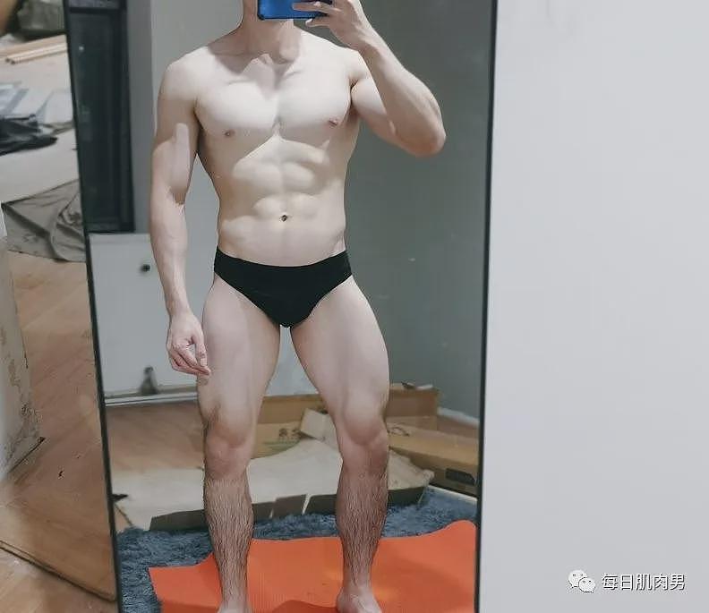 【帅哥】青岛肌肉男孩在家玩自拍，性张力拉满了（组图） - 1