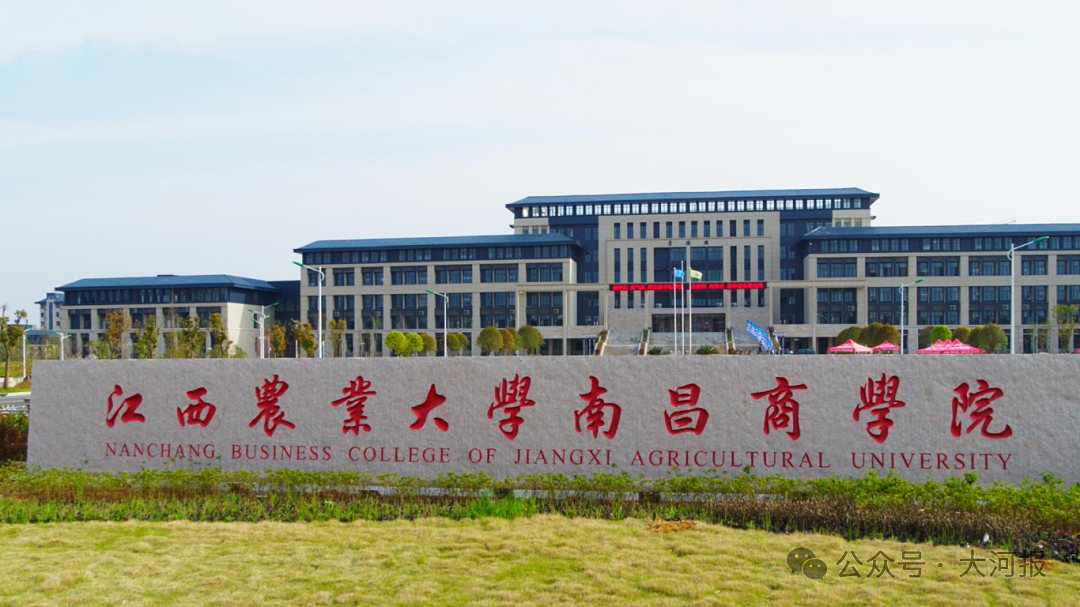 网传男大学生最爱偷拍女老师照片,网盘被扒潜入女厕拍上万张真给我看吐了...(组图) - 1