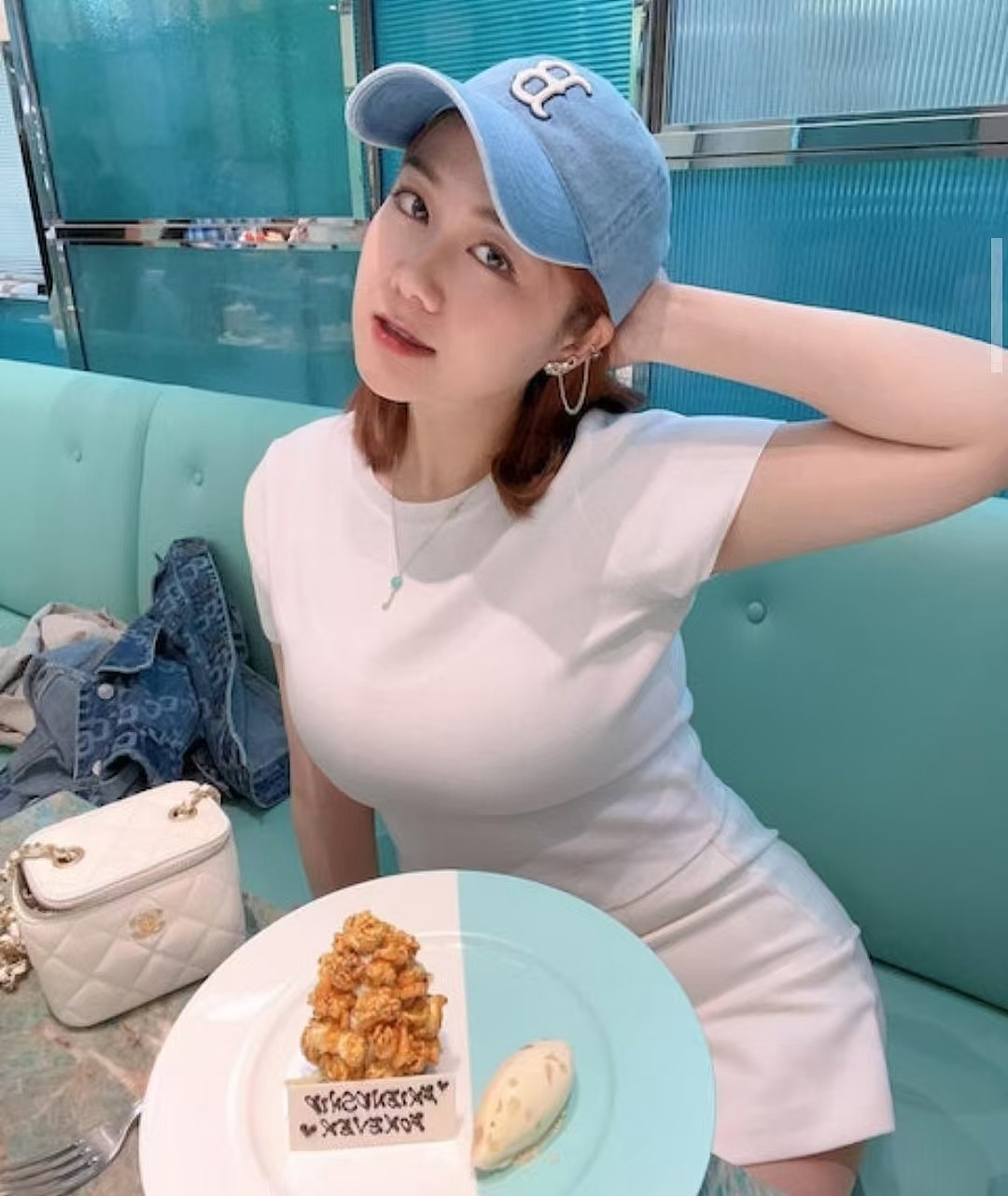 女星旅游疑被揩油！网友却指因其着装太暴露（组图） - 2