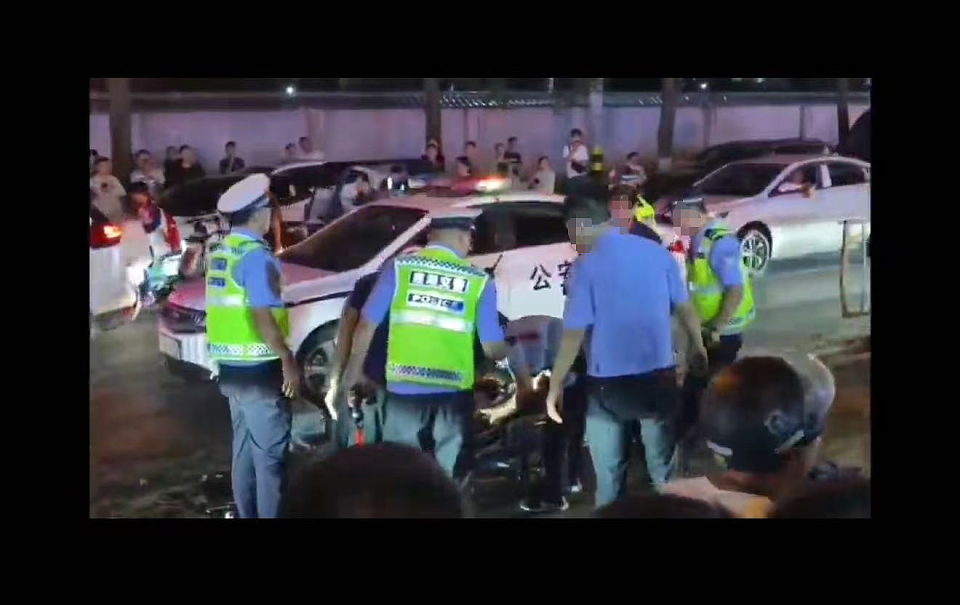视频曝光!西安一奔驰商务车深夜遇查酒驾强闯卡,撞伤交警及路人(组图) - 3