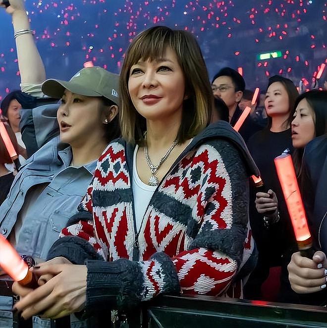 62岁关之琳出席赛马活动笑容温婉，举手投足之间散发从容魅力（组图） - 8