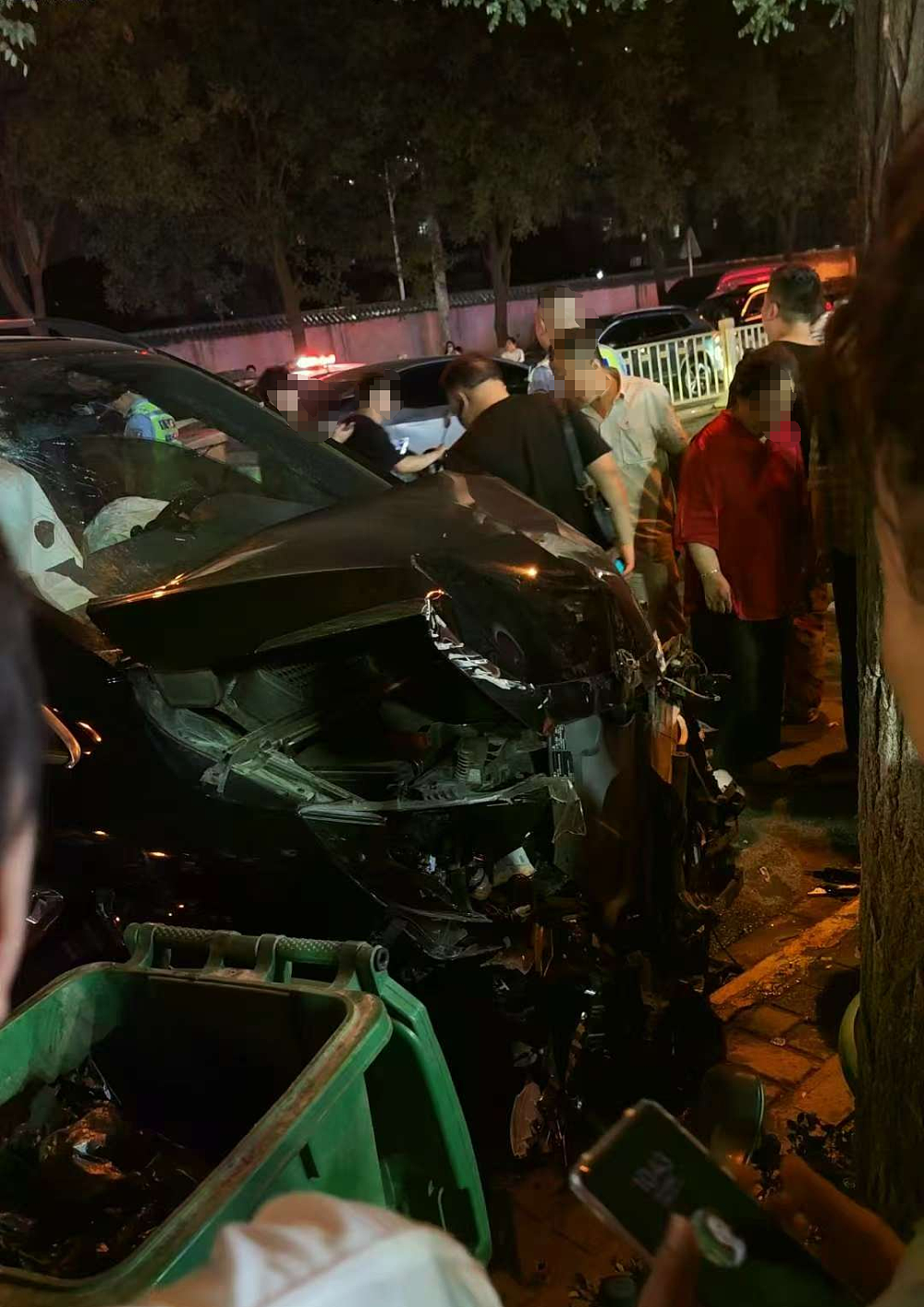 视频曝光!西安一奔驰商务车深夜遇查酒驾强闯卡,撞伤交警及路人(组图) - 2