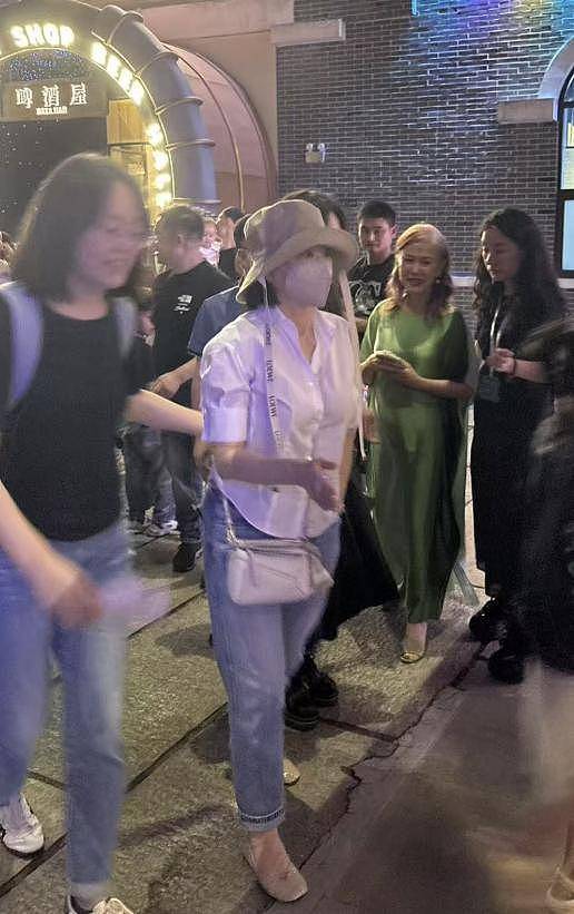 70岁林青霞在江西，穿着时尚一点不显老，与好友谢娜罕见同框（组图） - 4