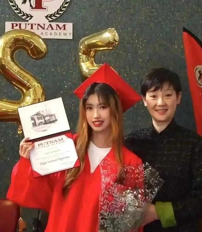 冯小刚养女晒高中毕业照,穿红色学士服化浓妆显成熟徐帆满脸骄傲(组图) - 5