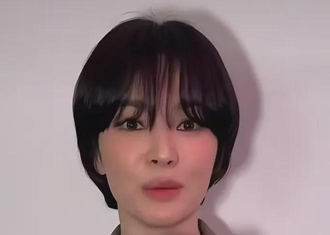 43岁宋慧乔私下状态曝光,中分短发被吐槽像男的,淡妆好似路人(组图) - 13