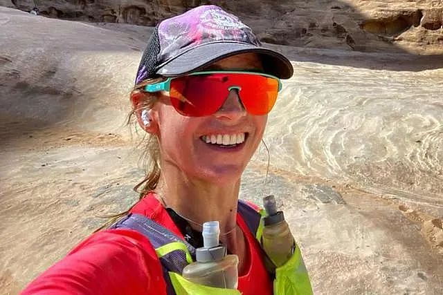 外国妈妈边给孩子喂奶边跑100km马拉松，最后居然跑成了冠军？！网友：太牛了...（组图） - 5