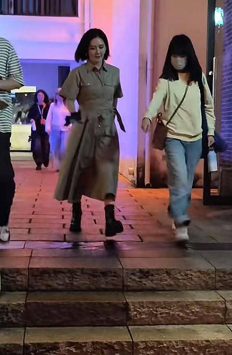 70岁林青霞在江西，穿着时尚一点不显老，与好友谢娜罕见同框（组图） - 12