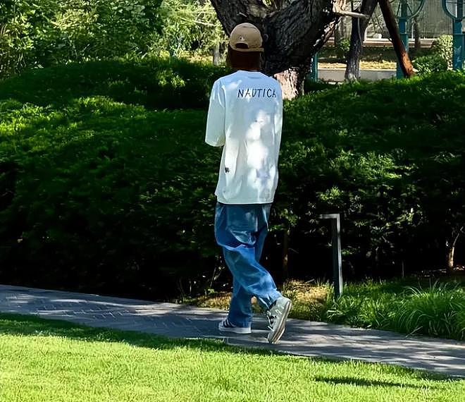 鹿晗分手风波后首次晒照，嘴唇变薄人中变长，身材消瘦撞脸尹正（组图） - 16