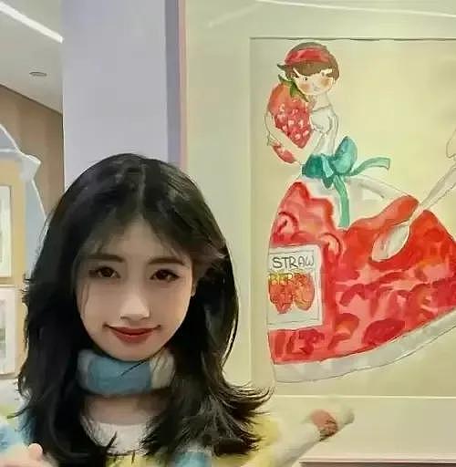 冯小刚养女晒高中毕业照,穿红色学士服化浓妆显成熟徐帆满脸骄傲(组图) - 8